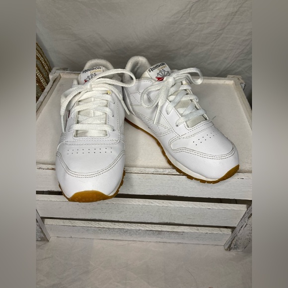 EUC. REEBOK Classic Leather Athletic Shoes, Little Kid’s, White / Gum, Size 10 - Picture 6 of 13